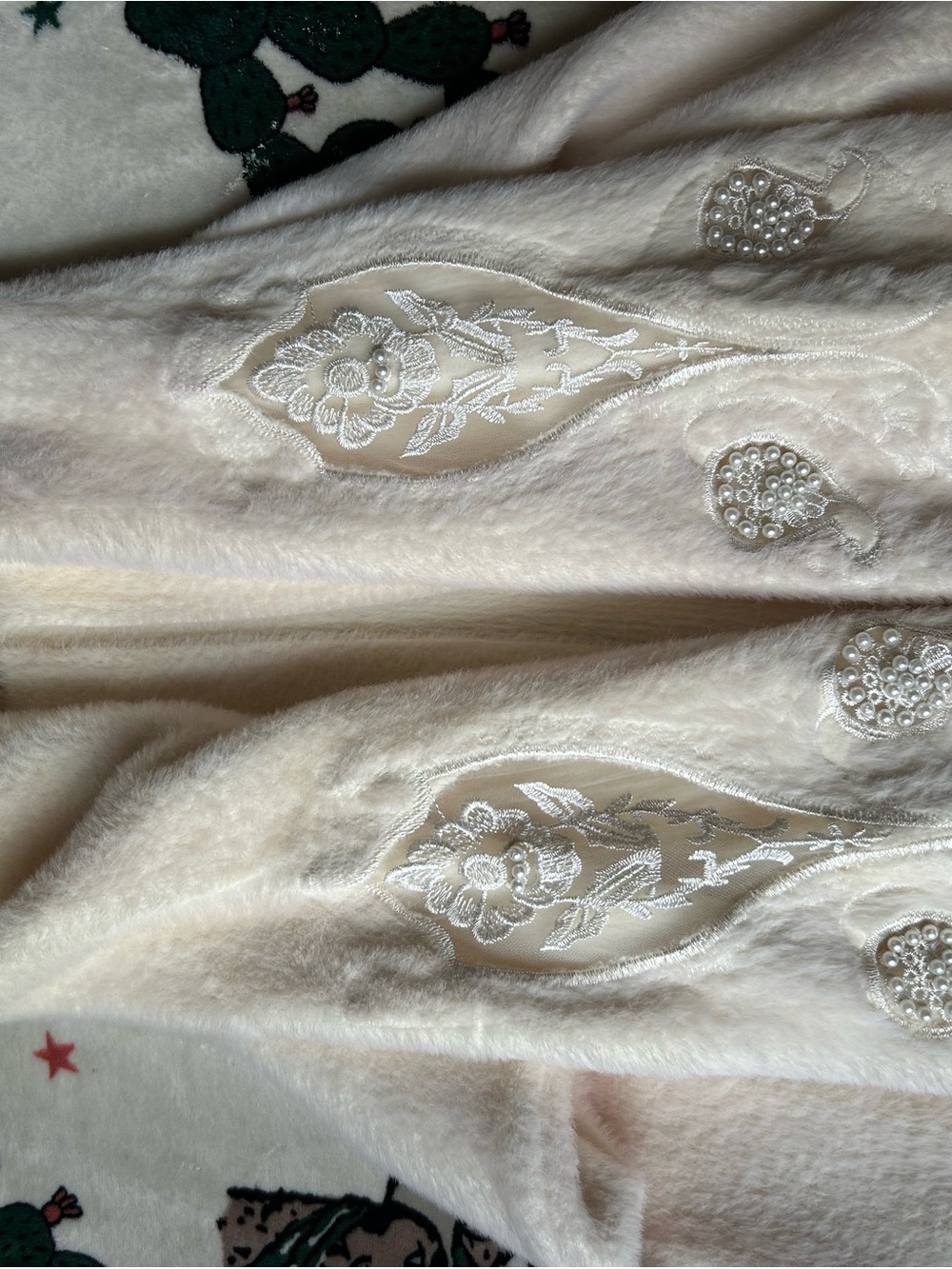 Elegant Cream Women's Sweater with Decorative Brooch - Picture 5 of 5